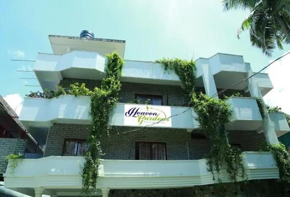 Готель Heaven Gardens Kochi Екстер'єр фото